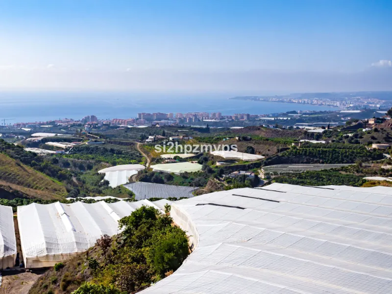 Finca with panoramic views and mango plantation Welcome to this rustic and lovely finca with 10,700 sqm of land and mango plantation located only 3 km from the beach in Lagos and 15 minutes from Torrox Costa via a road in good condition.