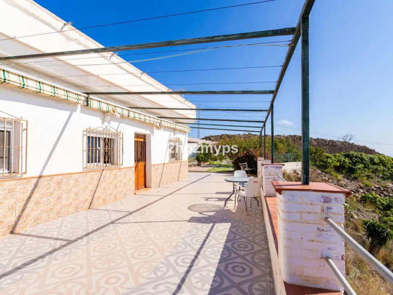 Finca with panoramic views and mango plantation Welcome to this rustic and lovely finca with 10,700 sqm of land and mango plantation located only 3 km from the beach in Lagos and 15 minutes from Torrox Costa via a road in good condition.