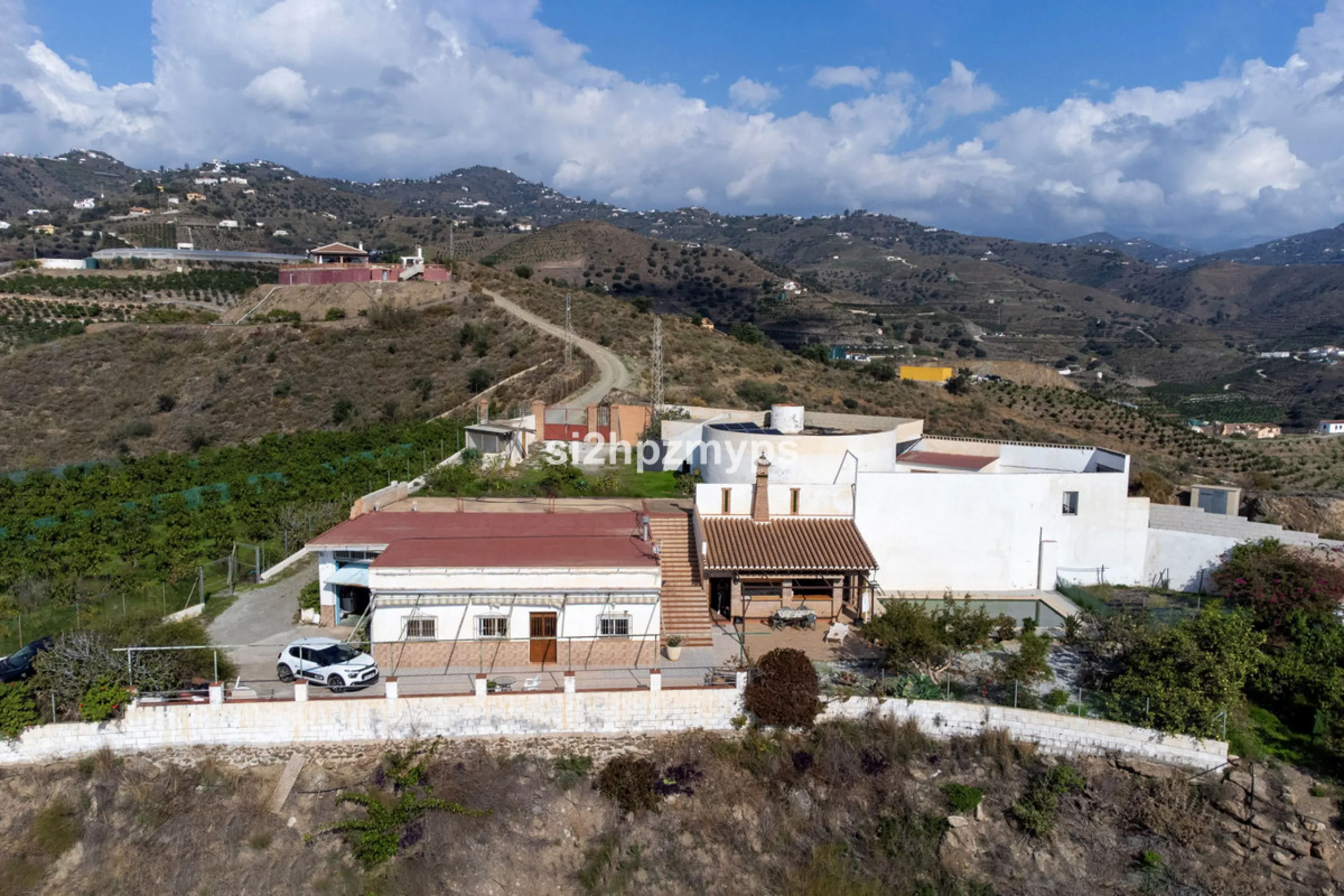 Finca with panoramic views and mango plantation Welcome to this rustic and lovely finca with 10,700 sqm of land and mango plantation located only 3 km from the beach in Lagos and 15 minutes from Torrox Costa via a road in good condition.