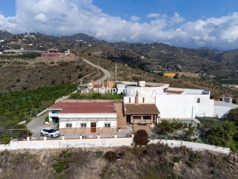 Finca with panoramic views and mango plantation Welcome to this rustic and lovely finca with 10,700 sqm of land and mango plantation located only 3 km from the beach in Lagos and 15 minutes from Torrox Costa via a road in good condition.