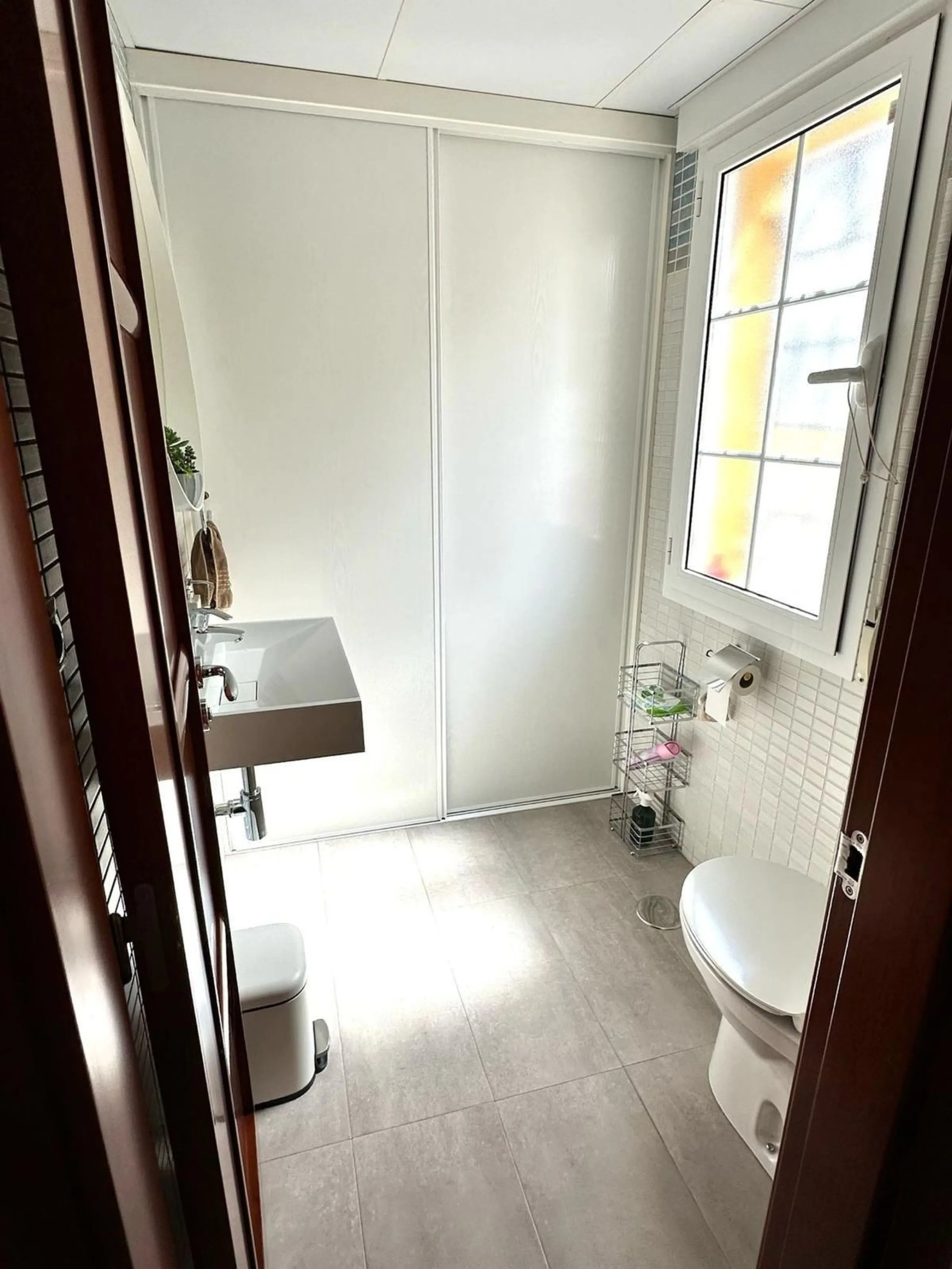 Impressive and spacious townhouse with idyllic valley views, located in the popular area of Calahonda , in a walking distance from the amenities.The townhouse is distributed on 3 floors and has 4 bedrooms, 3 bathrooms, a guest WC, very spacious living roo