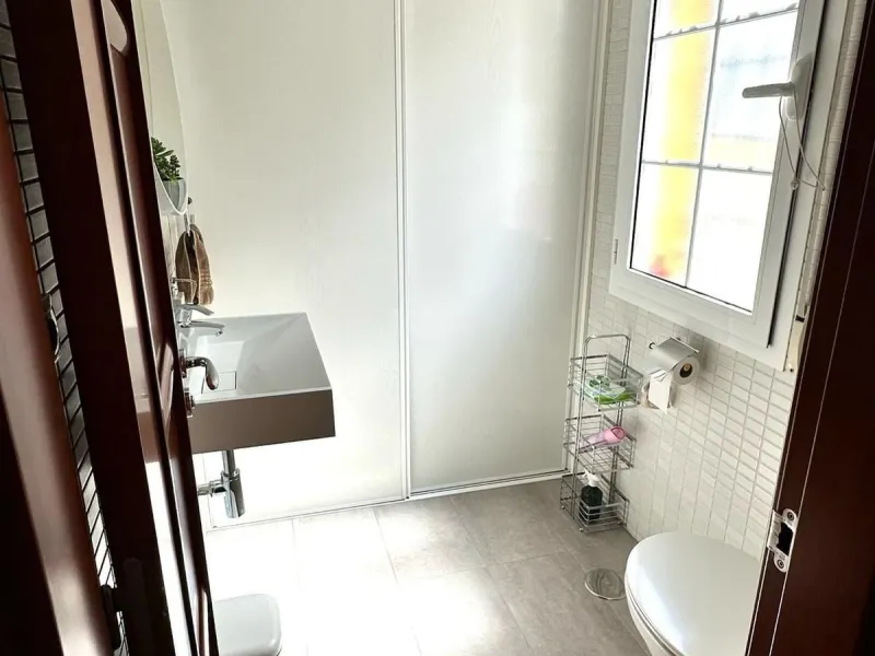 Impressive and spacious townhouse with idyllic valley views, located in the popular area of Calahonda , in a walking distance from the amenities.The townhouse is distributed on 3 floors and has 4 bedrooms, 3 bathrooms, a guest WC, very spacious living roo