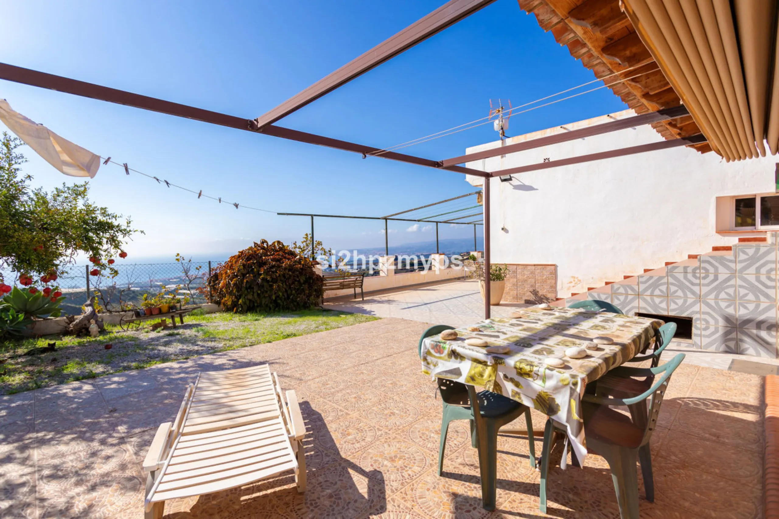 Finca with panoramic views and mango plantation Welcome to this rustic and lovely finca with 10,700 sqm of land and mango plantation located only 3 km from the beach in Lagos and 15 minutes from Torrox Costa via a road in good condition.