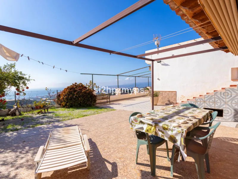 Finca with panoramic views and mango plantation Welcome to this rustic and lovely finca with 10,700 sqm of land and mango plantation located only 3 km from the beach in Lagos and 15 minutes from Torrox Costa via a road in good condition.