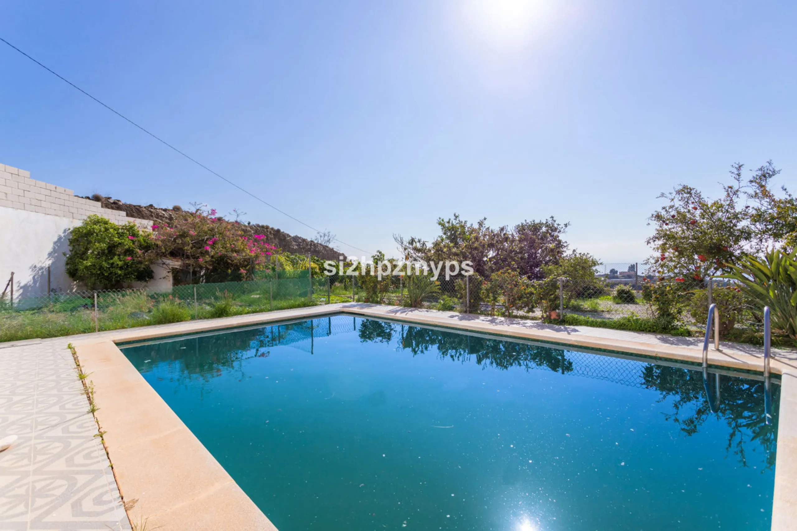 Finca with panoramic views and mango plantation Welcome to this rustic and lovely finca with 10,700 sqm of land and mango plantation located only 3 km from the beach in Lagos and 15 minutes from Torrox Costa via a road in good condition.