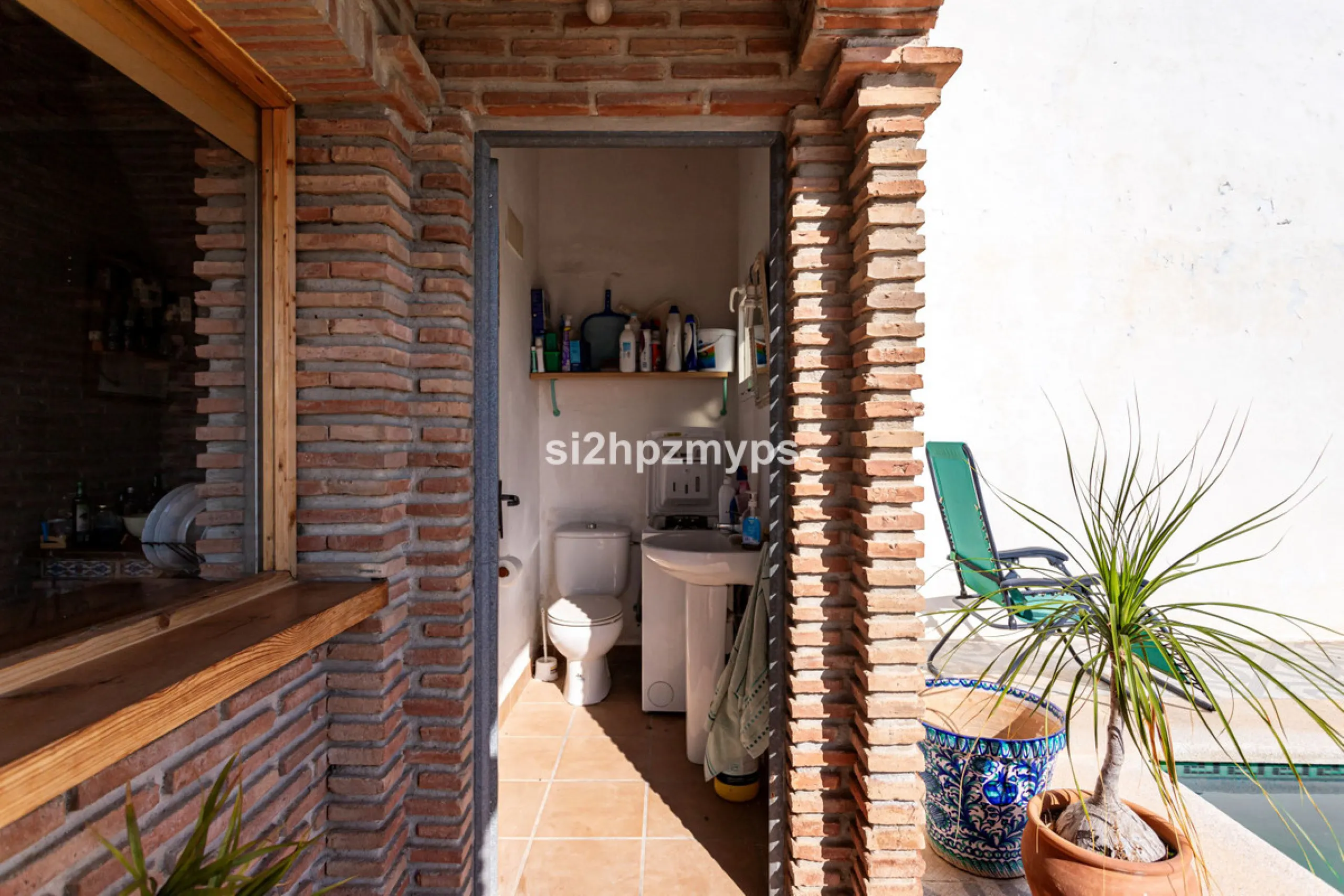 Finca with panoramic views and mango plantation Welcome to this rustic and lovely finca with 10,700 sqm of land and mango plantation located only 3 km from the beach in Lagos and 15 minutes from Torrox Costa via a road in good condition.