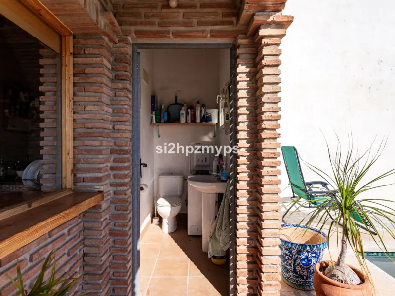 Finca with panoramic views and mango plantation Welcome to this rustic and lovely finca with 10,700 sqm of land and mango plantation located only 3 km from the beach in Lagos and 15 minutes from Torrox Costa via a road in good condition.