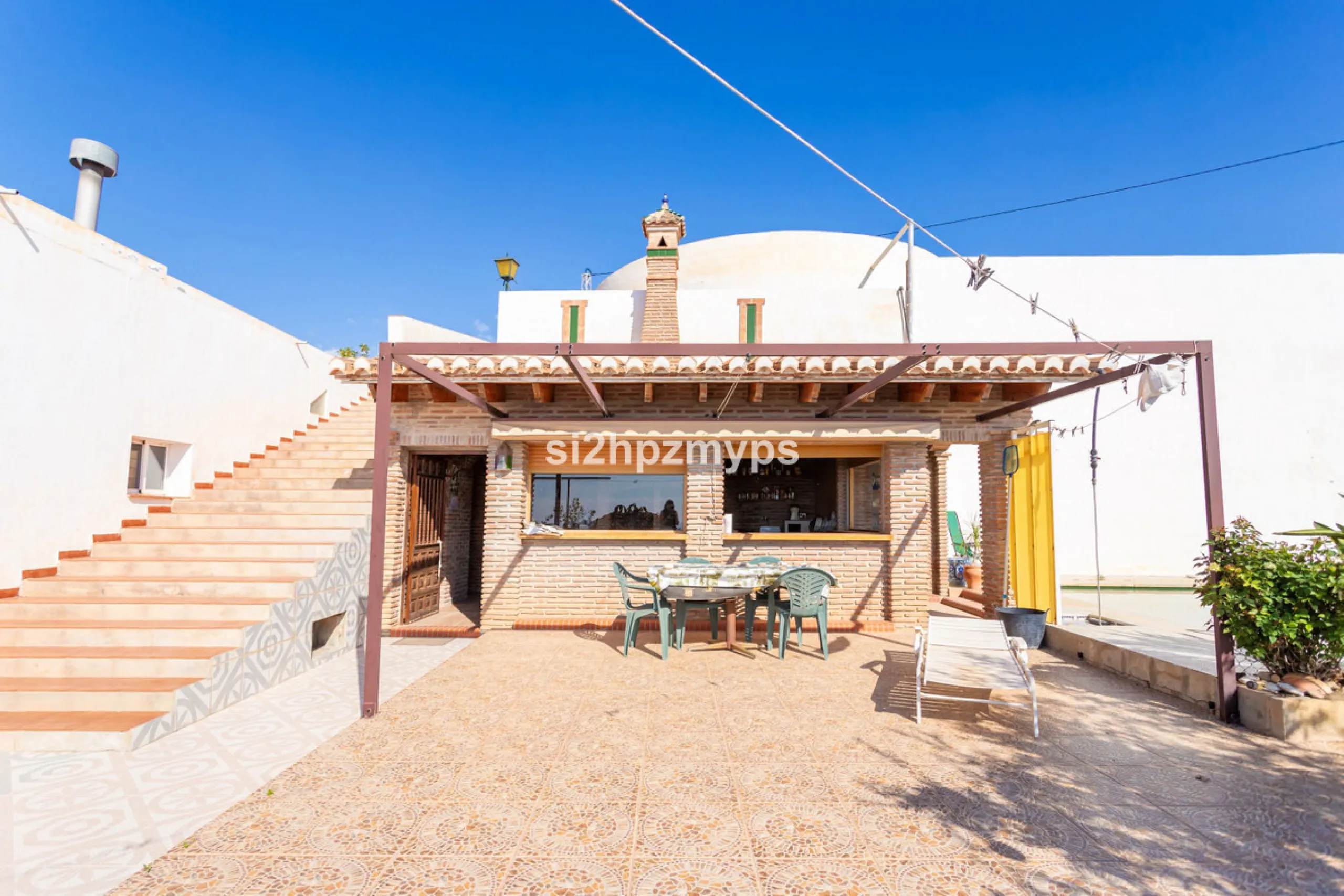Finca with panoramic views and mango plantation Welcome to this rustic and lovely finca with 10,700 sqm of land and mango plantation located only 3 km from the beach in Lagos and 15 minutes from Torrox Costa via a road in good condition.