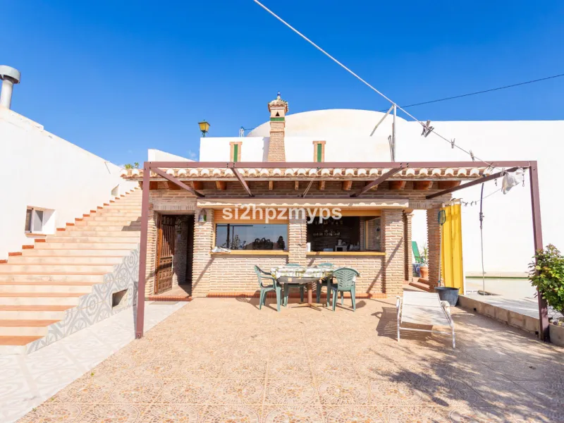 Finca with panoramic views and mango plantation Welcome to this rustic and lovely finca with 10,700 sqm of land and mango plantation located only 3 km from the beach in Lagos and 15 minutes from Torrox Costa via a road in good condition.