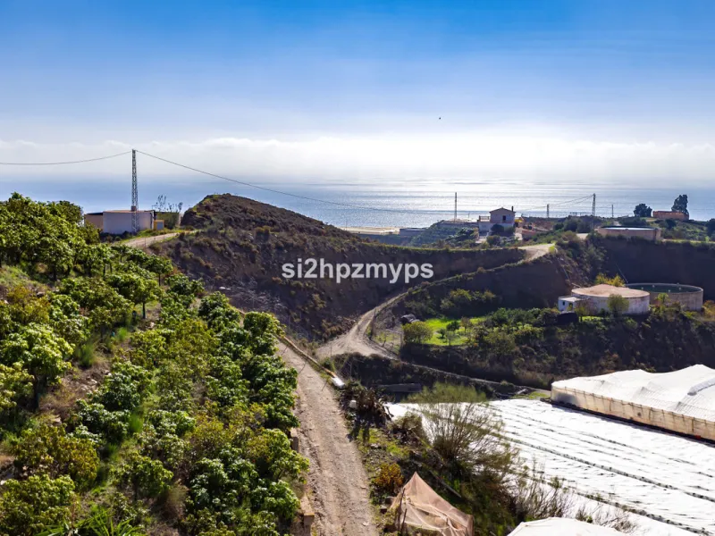 Finca with panoramic views and mango plantation Welcome to this rustic and lovely finca with 10,700 sqm of land and mango plantation located only 3 km from the beach in Lagos and 15 minutes from Torrox Costa via a road in good condition.
