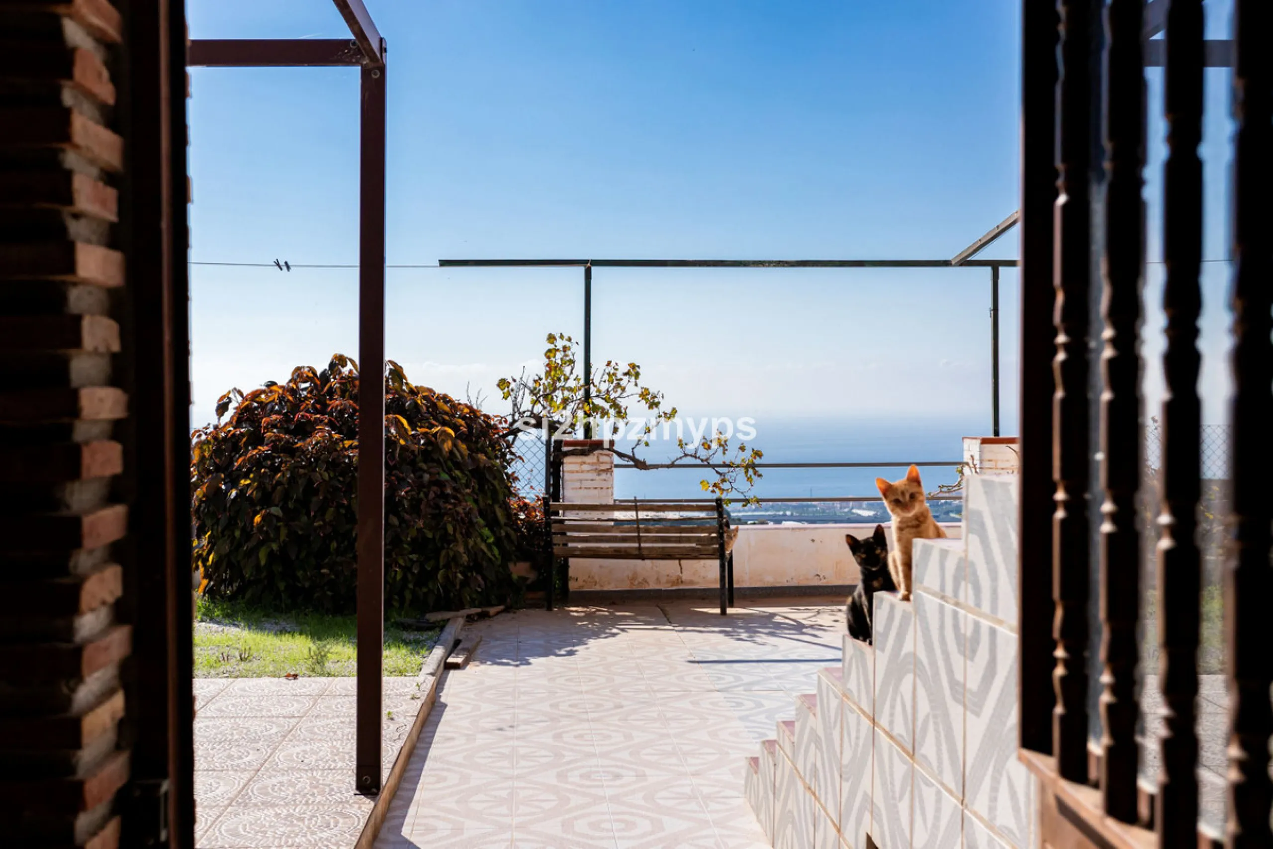 Finca with panoramic views and mango plantation Welcome to this rustic and lovely finca with 10,700 sqm of land and mango plantation located only 3 km from the beach in Lagos and 15 minutes from Torrox Costa via a road in good condition.