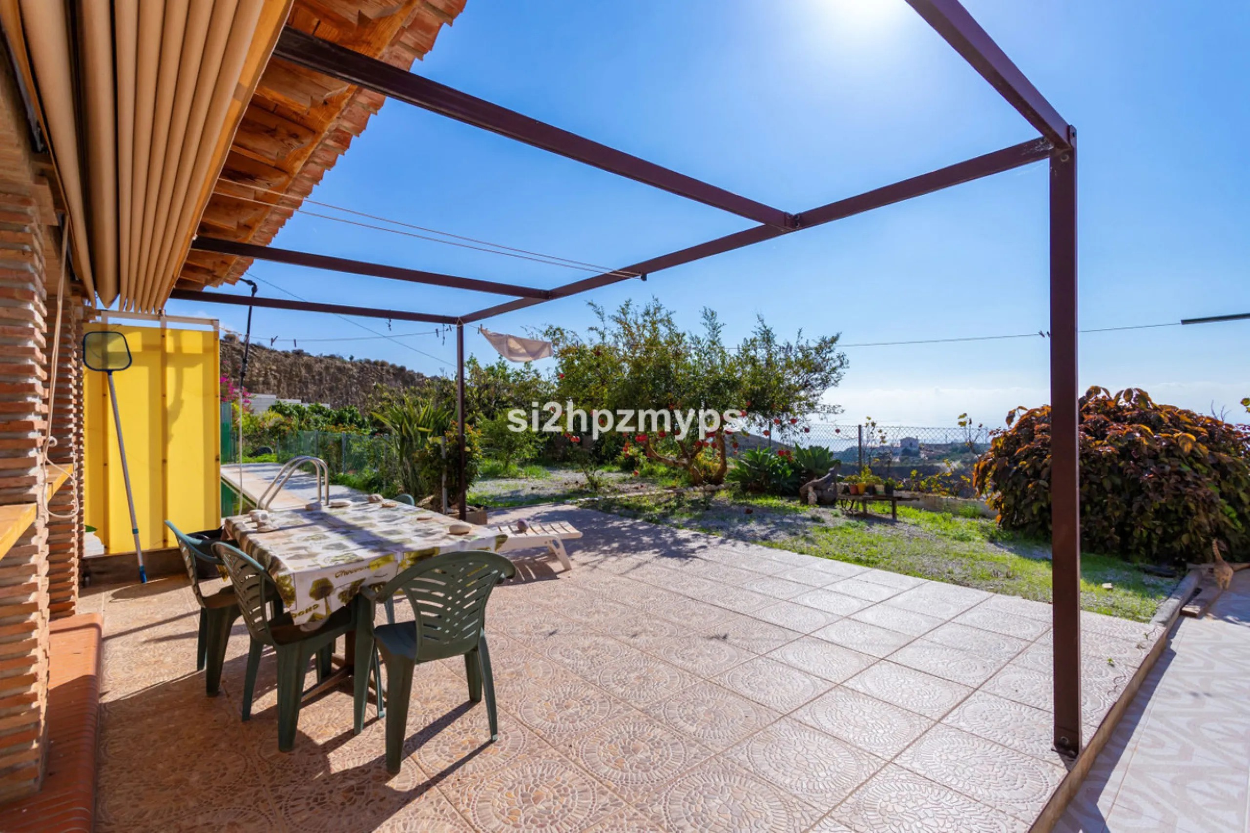 Finca with panoramic views and mango plantation Welcome to this rustic and lovely finca with 10,700 sqm of land and mango plantation located only 3 km from the beach in Lagos and 15 minutes from Torrox Costa via a road in good condition.