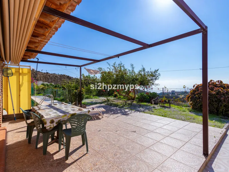 Finca with panoramic views and mango plantation Welcome to this rustic and lovely finca with 10,700 sqm of land and mango plantation located only 3 km from the beach in Lagos and 15 minutes from Torrox Costa via a road in good condition.