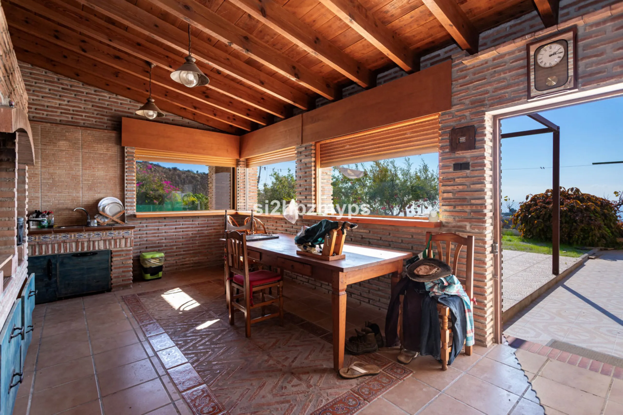 Finca with panoramic views and mango plantation Welcome to this rustic and lovely finca with 10,700 sqm of land and mango plantation located only 3 km from the beach in Lagos and 15 minutes from Torrox Costa via a road in good condition.