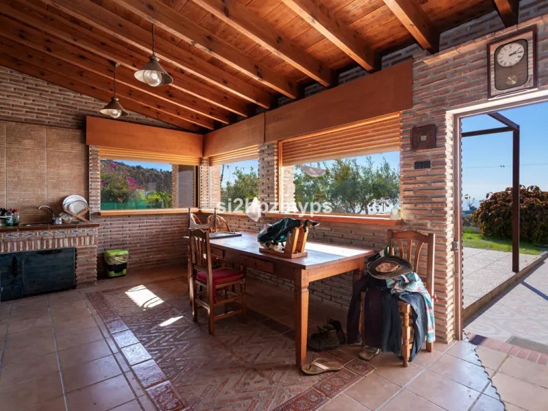 Finca with panoramic views and mango plantation Welcome to this rustic and lovely finca with 10,700 sqm of land and mango plantation located only 3 km from the beach in Lagos and 15 minutes from Torrox Costa via a road in good condition.