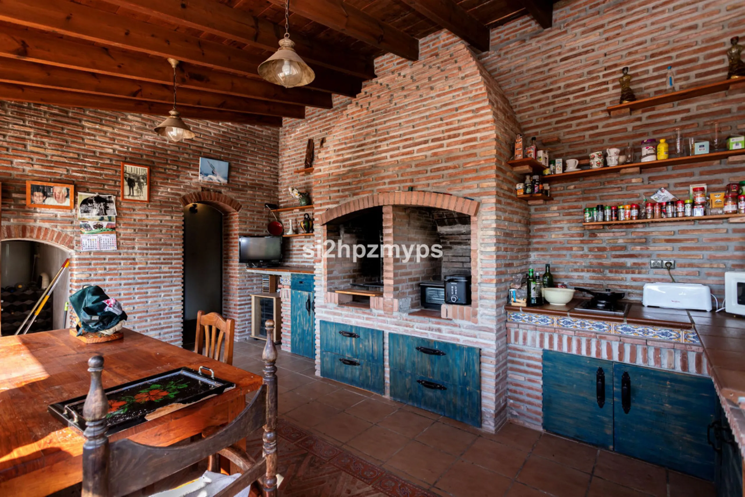 Finca with panoramic views and mango plantation Welcome to this rustic and lovely finca with 10,700 sqm of land and mango plantation located only 3 km from the beach in Lagos and 15 minutes from Torrox Costa via a road in good condition.