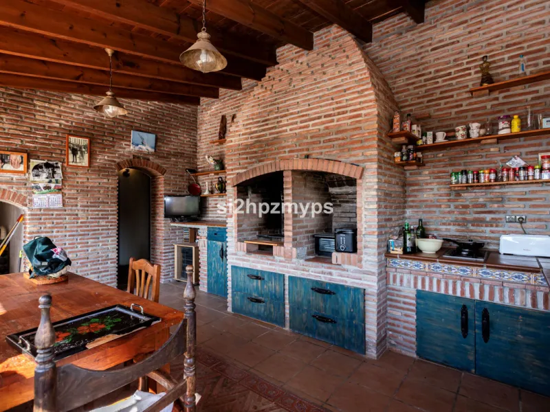 Finca with panoramic views and mango plantation Welcome to this rustic and lovely finca with 10,700 sqm of land and mango plantation located only 3 km from the beach in Lagos and 15 minutes from Torrox Costa via a road in good condition.