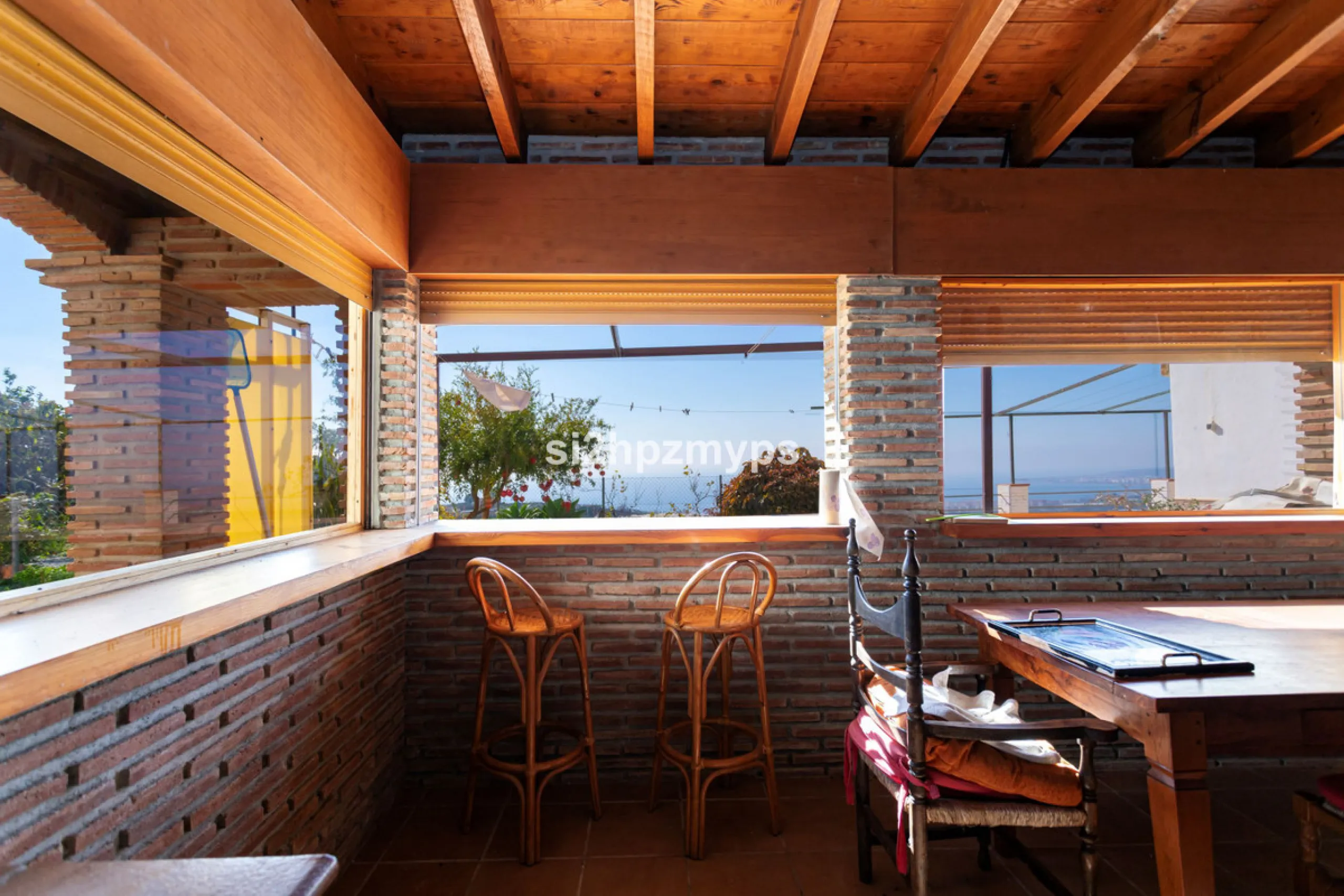 Finca with panoramic views and mango plantation Welcome to this rustic and lovely finca with 10,700 sqm of land and mango plantation located only 3 km from the beach in Lagos and 15 minutes from Torrox Costa via a road in good condition.