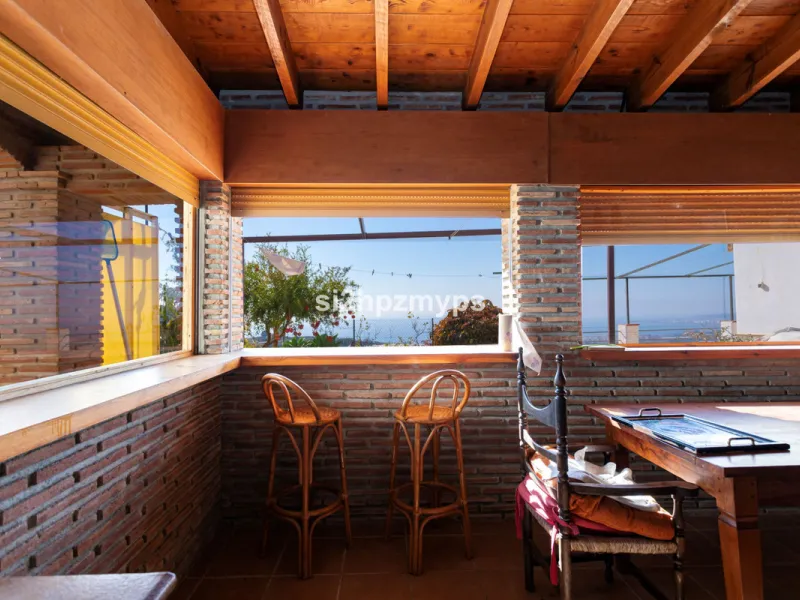 Finca with panoramic views and mango plantation Welcome to this rustic and lovely finca with 10,700 sqm of land and mango plantation located only 3 km from the beach in Lagos and 15 minutes from Torrox Costa via a road in good condition.