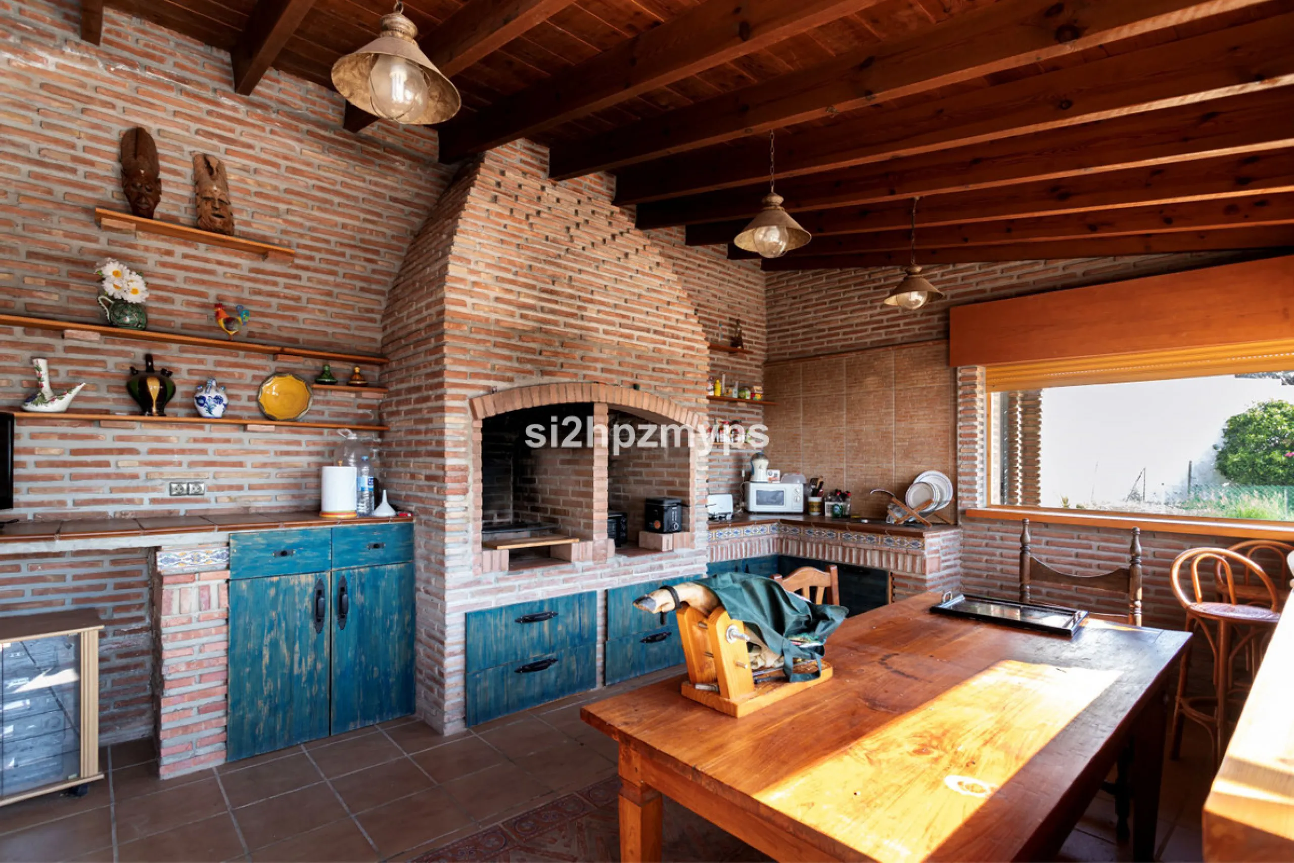 Finca with panoramic views and mango plantation Welcome to this rustic and lovely finca with 10,700 sqm of land and mango plantation located only 3 km from the beach in Lagos and 15 minutes from Torrox Costa via a road in good condition.