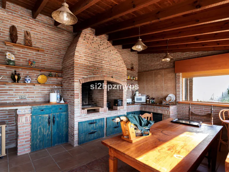 Finca with panoramic views and mango plantation Welcome to this rustic and lovely finca with 10,700 sqm of land and mango plantation located only 3 km from the beach in Lagos and 15 minutes from Torrox Costa via a road in good condition.