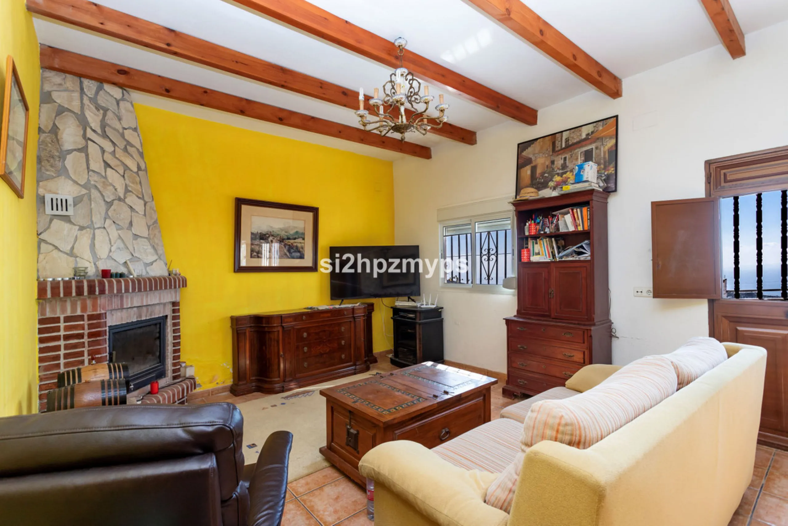 Finca with panoramic views and mango plantation Welcome to this rustic and lovely finca with 10,700 sqm of land and mango plantation located only 3 km from the beach in Lagos and 15 minutes from Torrox Costa via a road in good condition.