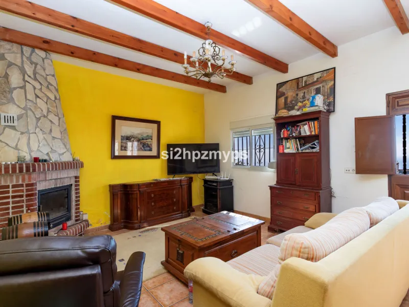 Finca with panoramic views and mango plantation Welcome to this rustic and lovely finca with 10,700 sqm of land and mango plantation located only 3 km from the beach in Lagos and 15 minutes from Torrox Costa via a road in good condition.