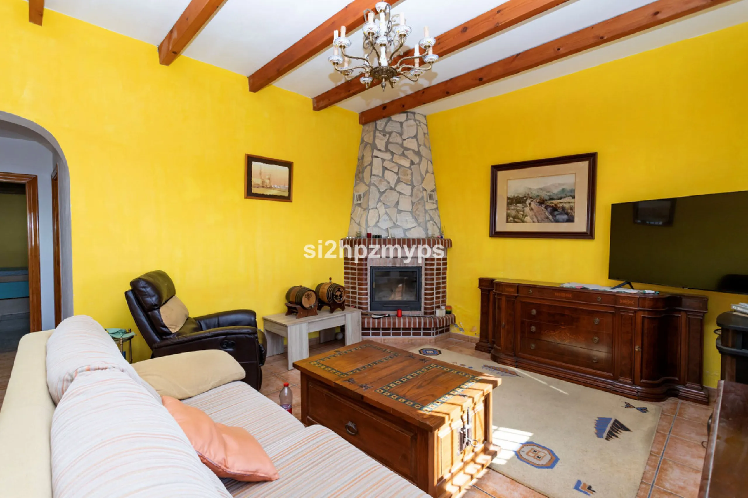 Finca with panoramic views and mango plantation Welcome to this rustic and lovely finca with 10,700 sqm of land and mango plantation located only 3 km from the beach in Lagos and 15 minutes from Torrox Costa via a road in good condition.
