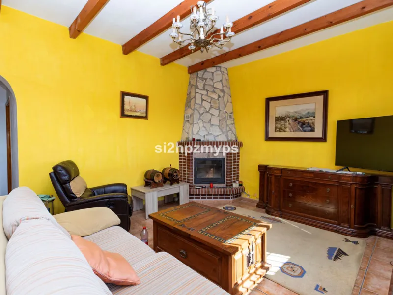 Finca with panoramic views and mango plantation Welcome to this rustic and lovely finca with 10,700 sqm of land and mango plantation located only 3 km from the beach in Lagos and 15 minutes from Torrox Costa via a road in good condition.
