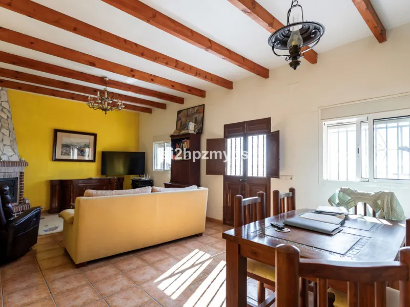 Finca with panoramic views and mango plantation Welcome to this rustic and lovely finca with 10,700 sqm of land and mango plantation located only 3 km from the beach in Lagos and 15 minutes from Torrox Costa via a road in good condition.