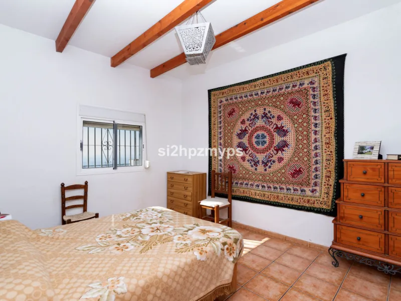 Finca with panoramic views and mango plantation Welcome to this rustic and lovely finca with 10,700 sqm of land and mango plantation located only 3 km from the beach in Lagos and 15 minutes from Torrox Costa via a road in good condition.
