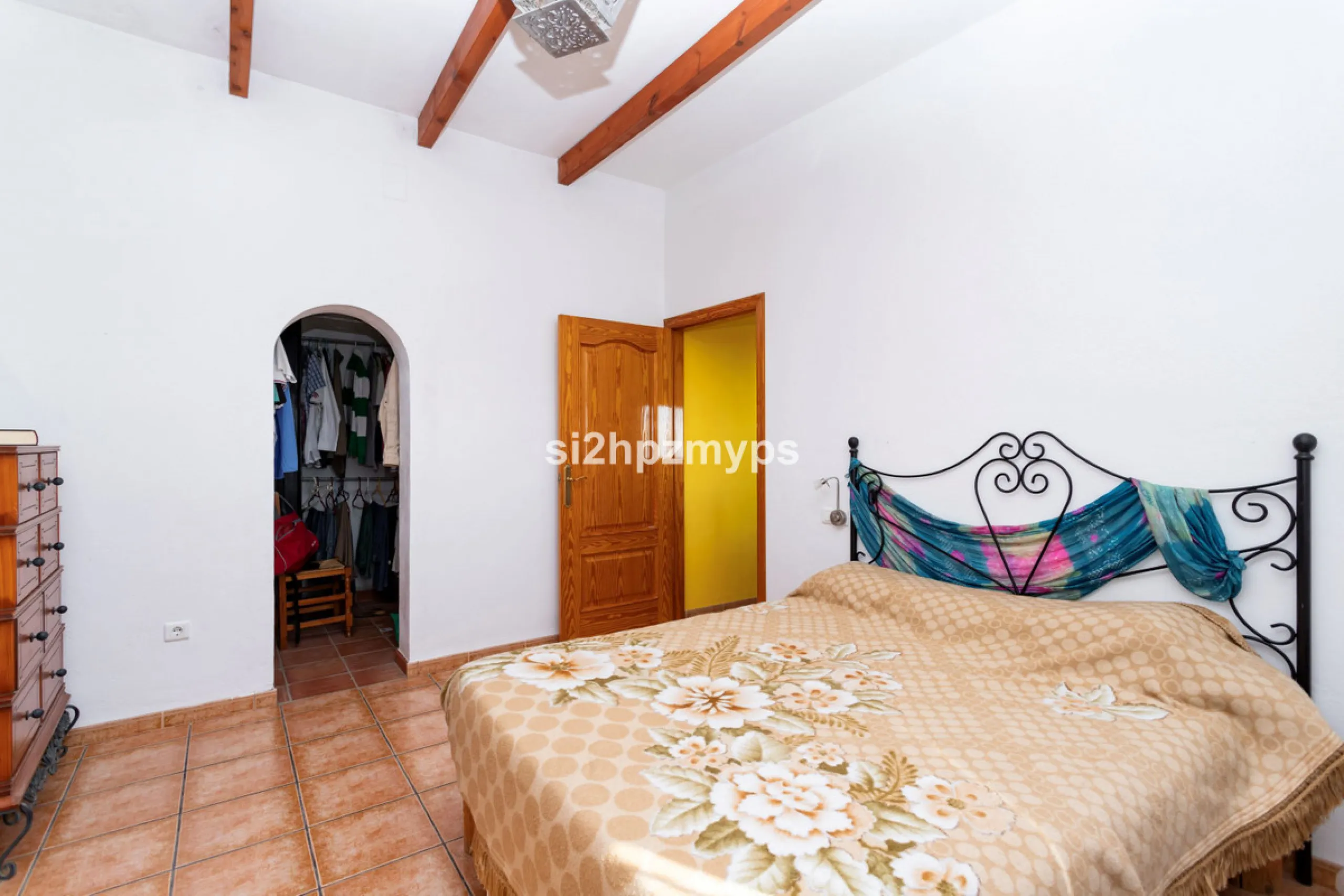 Finca with panoramic views and mango plantation Welcome to this rustic and lovely finca with 10,700 sqm of land and mango plantation located only 3 km from the beach in Lagos and 15 minutes from Torrox Costa via a road in good condition.