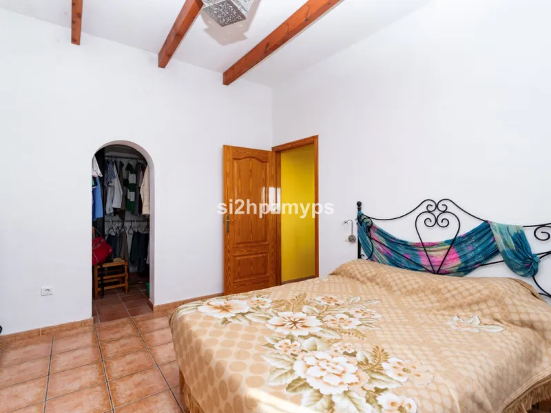 Finca with panoramic views and mango plantation Welcome to this rustic and lovely finca with 10,700 sqm of land and mango plantation located only 3 km from the beach in Lagos and 15 minutes from Torrox Costa via a road in good condition.