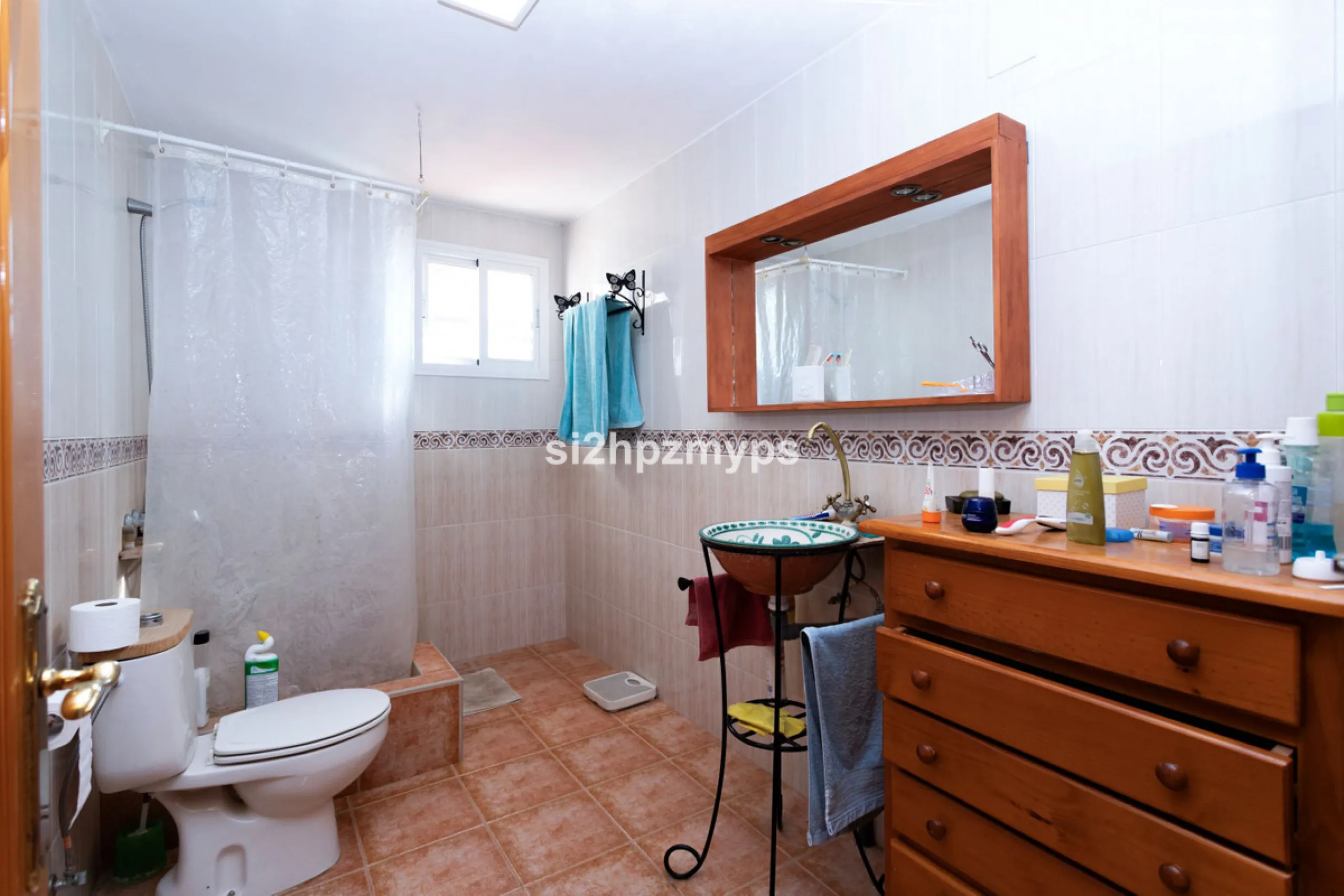 Finca with panoramic views and mango plantation Welcome to this rustic and lovely finca with 10,700 sqm of land and mango plantation located only 3 km from the beach in Lagos and 15 minutes from Torrox Costa via a road in good condition.