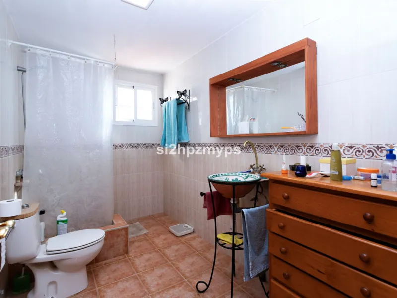 Finca with panoramic views and mango plantation Welcome to this rustic and lovely finca with 10,700 sqm of land and mango plantation located only 3 km from the beach in Lagos and 15 minutes from Torrox Costa via a road in good condition.
