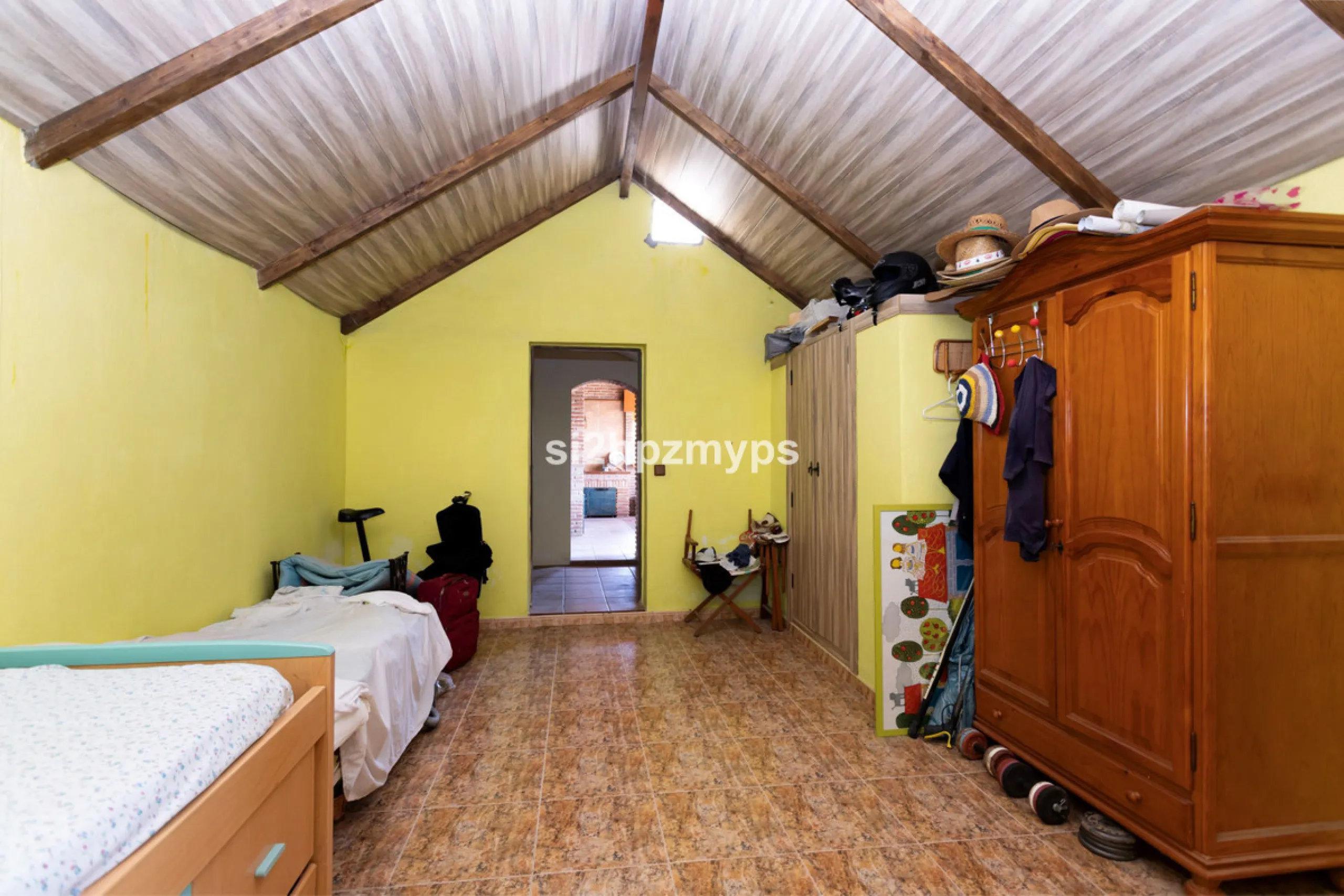 Finca with panoramic views and mango plantation Welcome to this rustic and lovely finca with 10,700 sqm of land and mango plantation located only 3 km from the beach in Lagos and 15 minutes from Torrox Costa via a road in good condition.