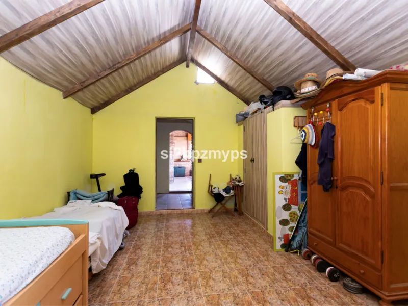 Finca with panoramic views and mango plantation Welcome to this rustic and lovely finca with 10,700 sqm of land and mango plantation located only 3 km from the beach in Lagos and 15 minutes from Torrox Costa via a road in good condition.