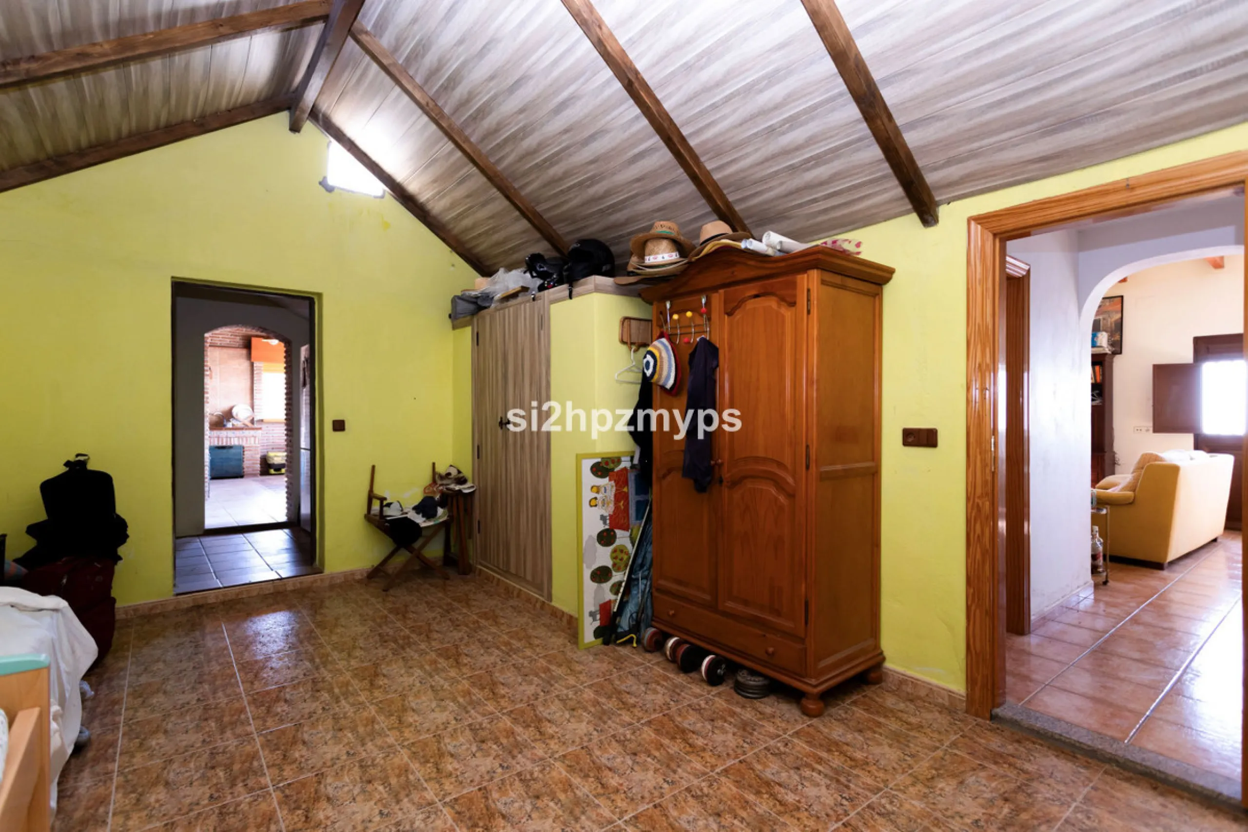 Finca with panoramic views and mango plantation Welcome to this rustic and lovely finca with 10,700 sqm of land and mango plantation located only 3 km from the beach in Lagos and 15 minutes from Torrox Costa via a road in good condition.