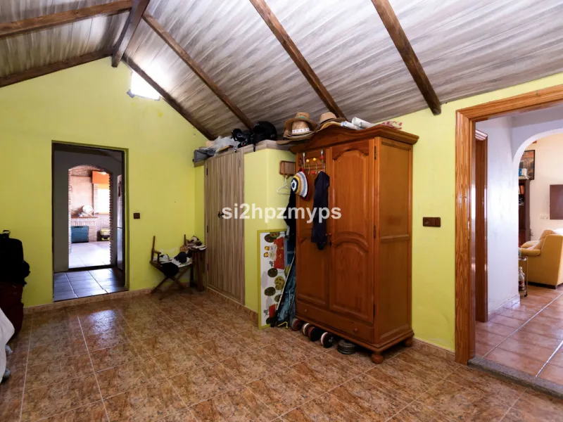 Finca with panoramic views and mango plantation Welcome to this rustic and lovely finca with 10,700 sqm of land and mango plantation located only 3 km from the beach in Lagos and 15 minutes from Torrox Costa via a road in good condition.