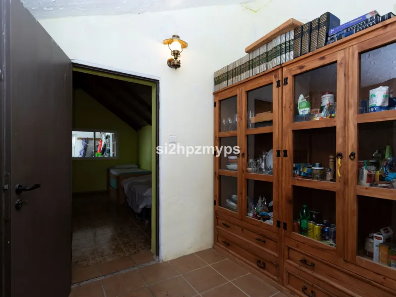 Finca with panoramic views and mango plantation Welcome to this rustic and lovely finca with 10,700 sqm of land and mango plantation located only 3 km from the beach in Lagos and 15 minutes from Torrox Costa via a road in good condition.
