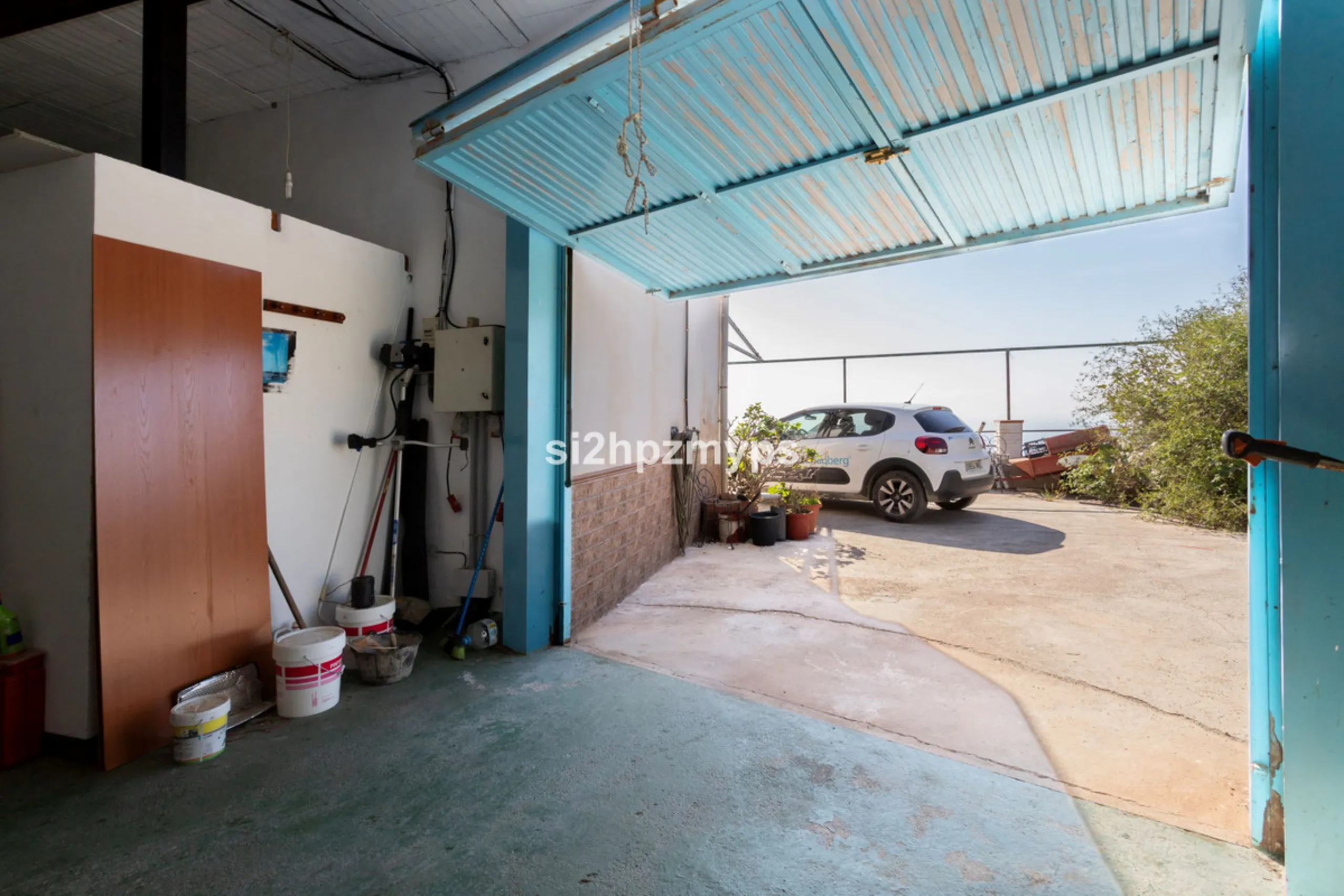 Finca with panoramic views and mango plantation Welcome to this rustic and lovely finca with 10,700 sqm of land and mango plantation located only 3 km from the beach in Lagos and 15 minutes from Torrox Costa via a road in good condition.