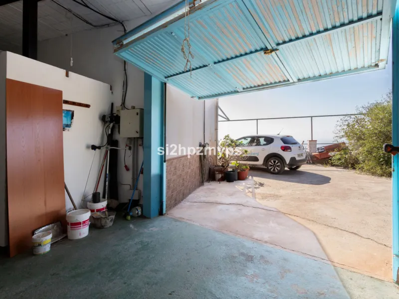 Finca with panoramic views and mango plantation Welcome to this rustic and lovely finca with 10,700 sqm of land and mango plantation located only 3 km from the beach in Lagos and 15 minutes from Torrox Costa via a road in good condition.