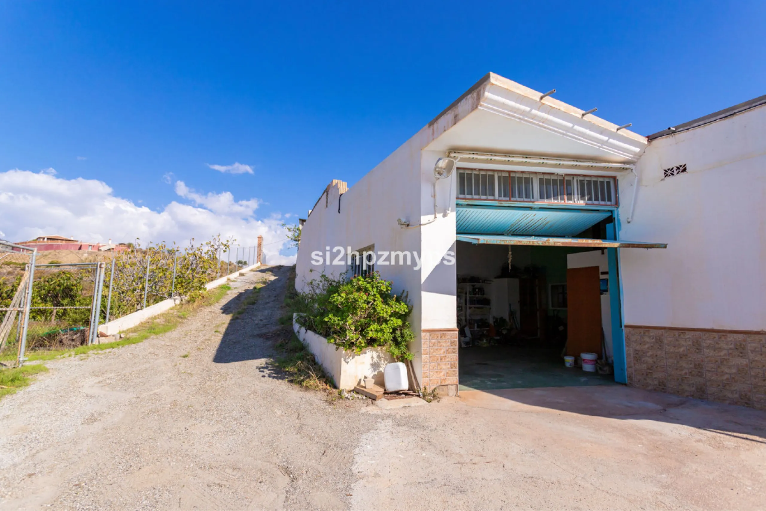 Finca with panoramic views and mango plantation Welcome to this rustic and lovely finca with 10,700 sqm of land and mango plantation located only 3 km from the beach in Lagos and 15 minutes from Torrox Costa via a road in good condition.