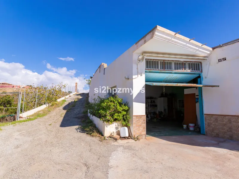 Finca with panoramic views and mango plantation Welcome to this rustic and lovely finca with 10,700 sqm of land and mango plantation located only 3 km from the beach in Lagos and 15 minutes from Torrox Costa via a road in good condition.