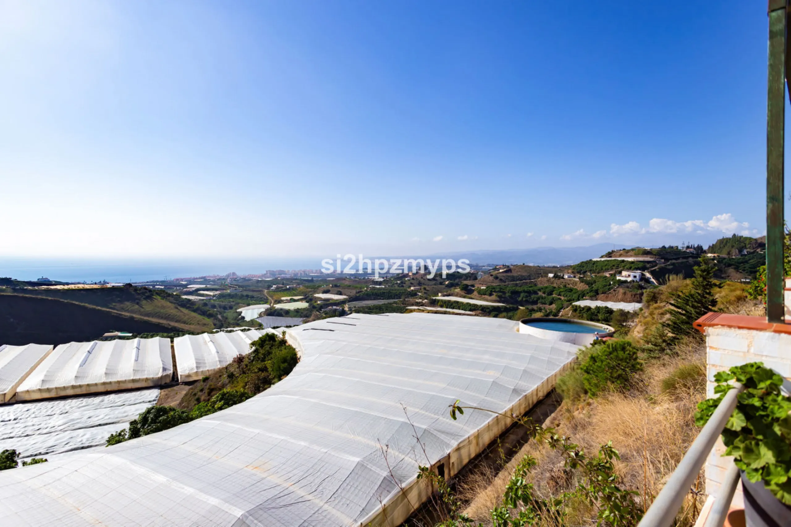 Finca with panoramic views and mango plantation Welcome to this rustic and lovely finca with 10,700 sqm of land and mango plantation located only 3 km from the beach in Lagos and 15 minutes from Torrox Costa via a road in good condition.