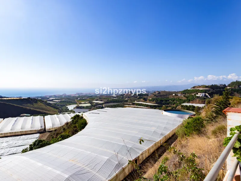 Finca with panoramic views and mango plantation Welcome to this rustic and lovely finca with 10,700 sqm of land and mango plantation located only 3 km from the beach in Lagos and 15 minutes from Torrox Costa via a road in good condition.