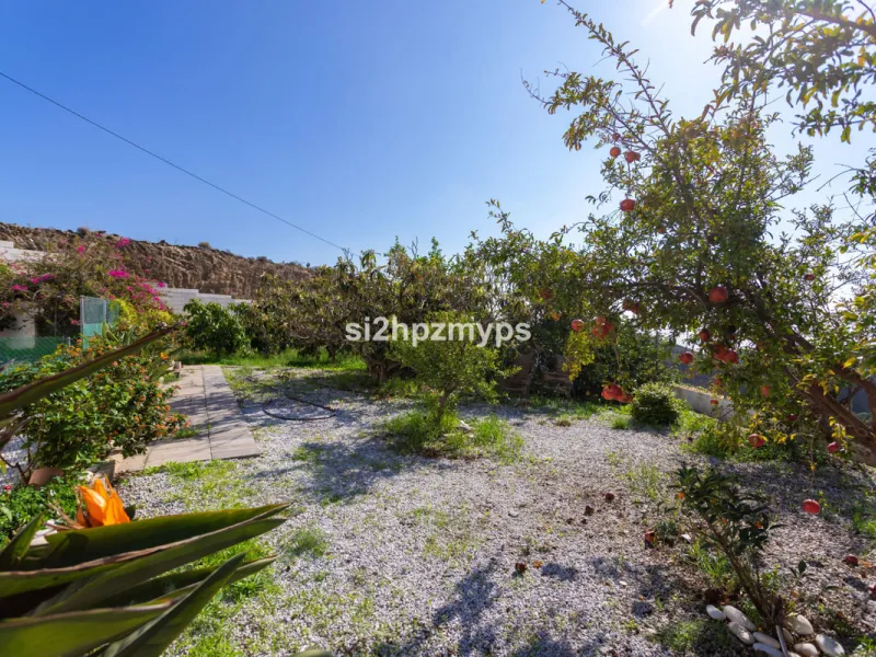 Finca with panoramic views and mango plantation Welcome to this rustic and lovely finca with 10,700 sqm of land and mango plantation located only 3 km from the beach in Lagos and 15 minutes from Torrox Costa via a road in good condition.