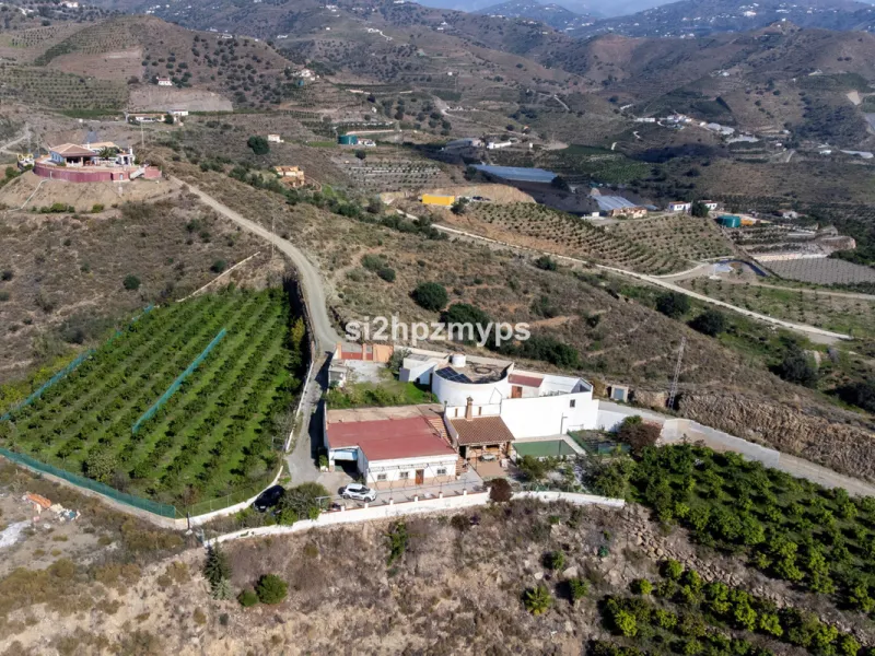 Finca with panoramic views and mango plantation Welcome to this rustic and lovely finca with 10,700 sqm of land and mango plantation located only 3 km from the beach in Lagos and 15 minutes from Torrox Costa via a road in good condition.
