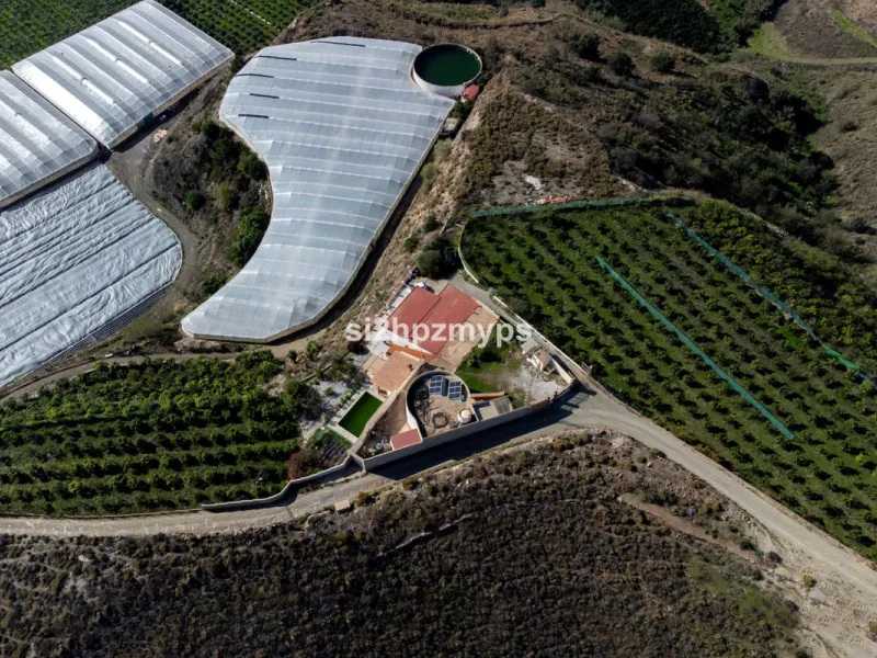 Finca with panoramic views and mango plantation Welcome to this rustic and lovely finca with 10,700 sqm of land and mango plantation located only 3 km from the beach in Lagos and 15 minutes from Torrox Costa via a road in good condition.