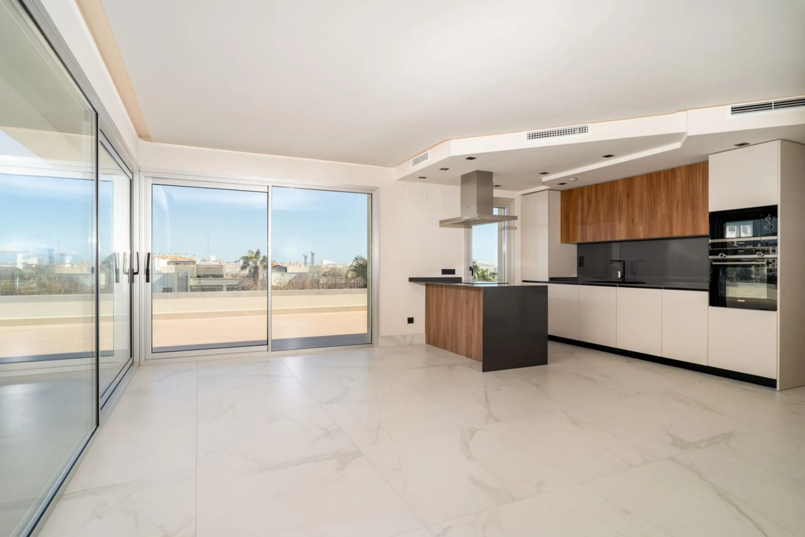 This spectacular penthouse is located within a sought-after residential complex, just a 4-minute walk from the beachfront promenade and only 3 minutes from the charming old town of San Pedro de Alcántara, in the rapidly growing area of Nueva Alcántara, cl